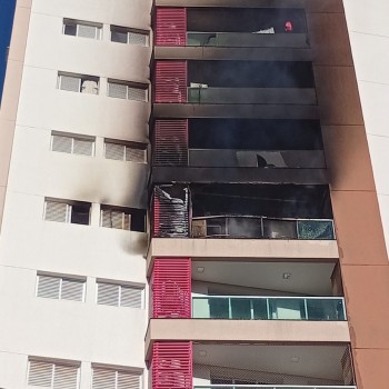 Corpo de Bombeiros e Defesa Civil são acionados para incêndio em apartamento no 7º andar de edifício em Presidente Prudente.